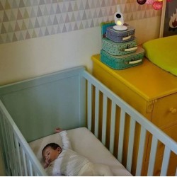 Дигитален видео бебефон Philips AVENT Premium SCD891/26 с 3,5-инчов цветен екран, нощно виждане, двустранна комуникация и термометър - 00A.0611.001 - view 3
                  