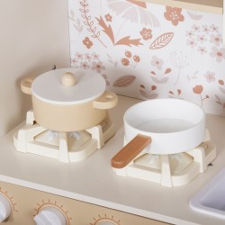 Детска Дървена Кухня GINGER HOME – Винтидж Модел с Електронни Котлони, Светлини, Звуци и Мивка с Течаща Вода, 91×31×90 см - W10C790F - view 6
                  